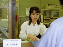 マドンナ姿の出札係