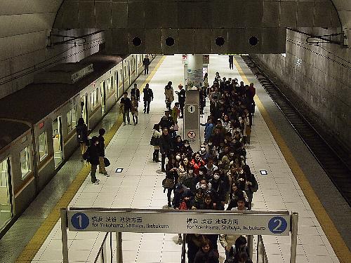 地上に向かうエスカレーター前の人の列 地上に向かうエスカレーター前の人の列