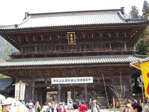 久遠寺三門