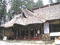 茅葺きの拝殿