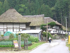 曲家が連なる 曲家が連なる