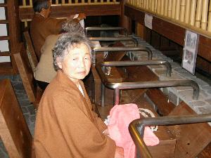 むし湯の足湯・妻76歳、夫81歳の夫婦 むし湯の足湯・妻76歳夫81歳の夫婦