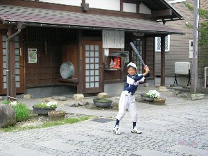 共同浴場前でバッティング練習 共同浴場前でバッティング練習"