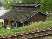 線路の向こうに屋根が・・・ 線路の向こうに屋根が・・・