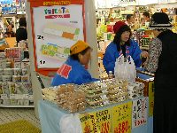 コンビニの店先で コンビニの店先で