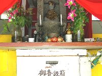 お薬師様と賽銭箱 お薬師様と賽銭箱