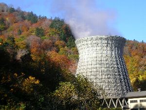 松川地熱発電所の蒸気塔 松川地熱発電所の蒸気塔
