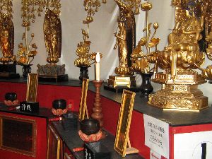 本堂から台座へ 本堂から台座へ