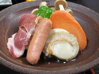 豚肉、ホタテ、野菜等の陶板焼き 豚肉、ホタテ、野菜等の陶板焼き