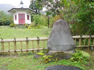 六角堂と天心終焉の地の石碑 六角堂と天心終焉の地の石碑