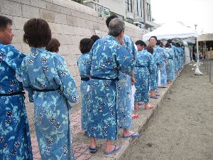 列の先に葦簀張りの砂むし温泉 列の先に葦簀張りの砂むし温泉