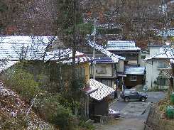 温泉街初雪1