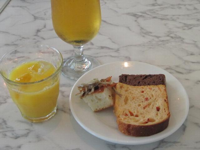 ドリンクバーのオレンジジュースとパンの例
