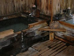 嶽温泉　縄文人の宿　左側浴槽