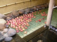 露天のリンゴ風呂
