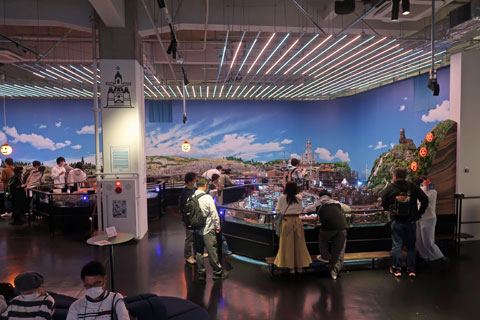 Small Worlds Tokyo̒