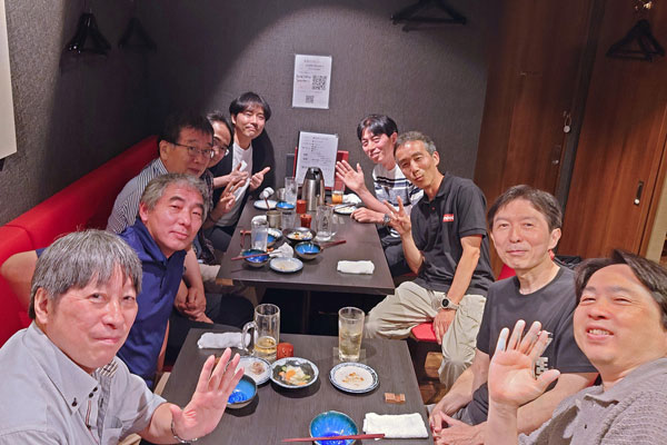 ��w�̒��Ԃƈ��݉�