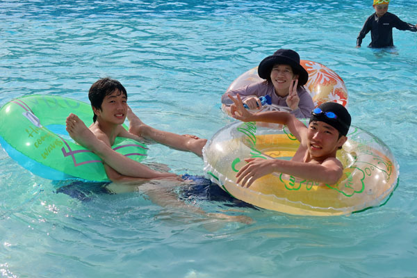 �g�̃v�[���̔g�ł��ۂŋY���