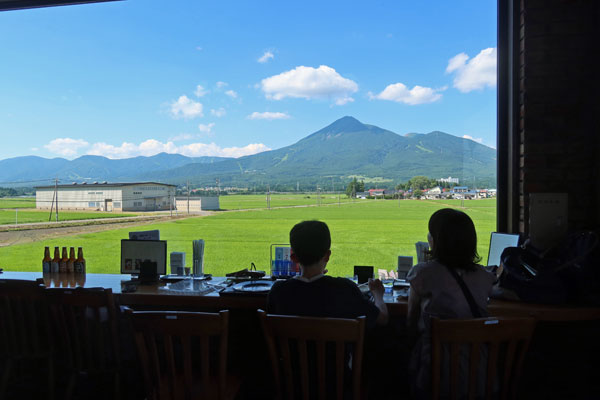 �ڂ̑O�ɂ͗Y��Ȕ֒�R