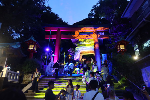 ���C�g�A�b�v���ꂽ�]���_�� ���S��