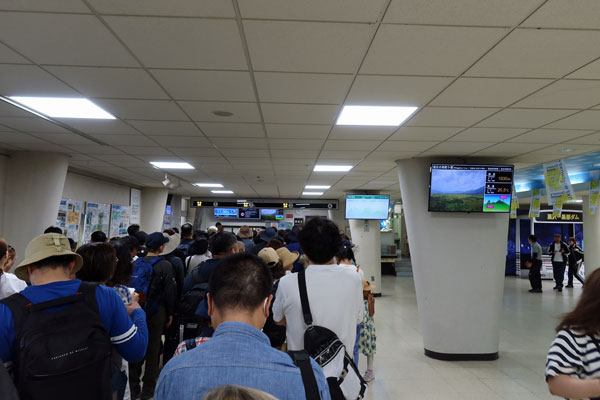 ���w�ɂēd�C�o�X�҂�