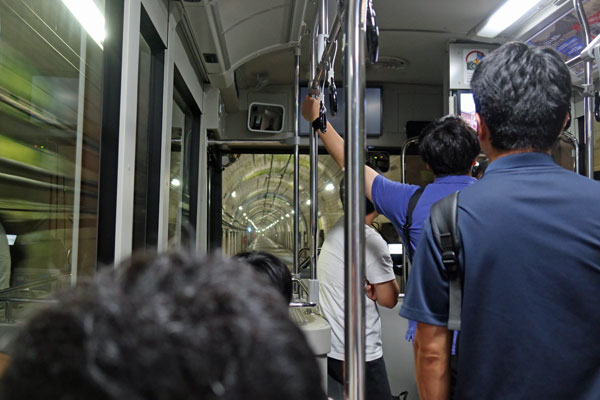 �d�C�o�X�ɏ���č����_����