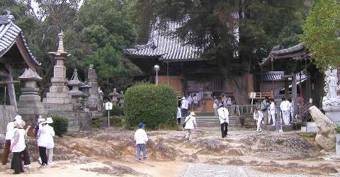 常楽寺の流水岩の庭