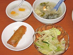 スープ、ライス、サラダ、春巻、杏仁豆腐