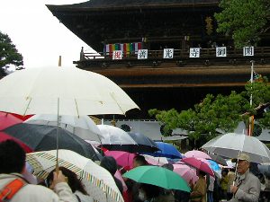山門前の傘の列
