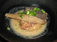 牛スジ肉と蒟蒻／野菜の味噌煮