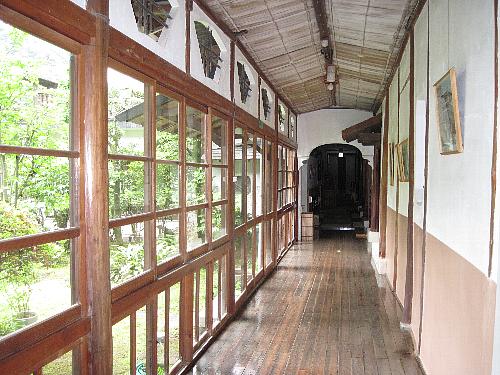 廊下と木の桟のガラス戸