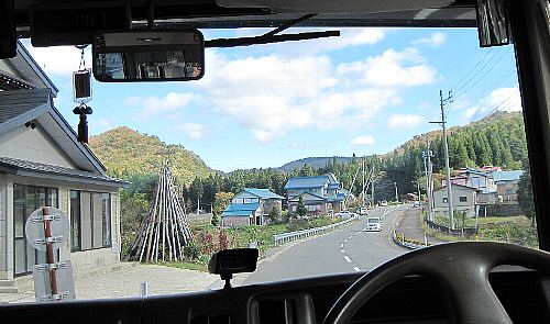 銀山温泉への道