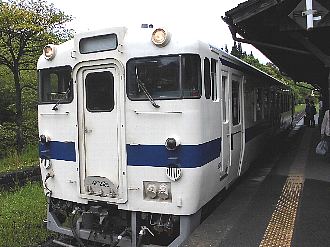 嘉例川駅の肥薩線ワンマンカー