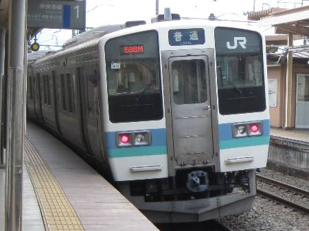 石和温泉駅の中央線電車